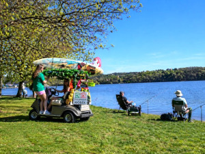 Pivo i jídlo až k vodě. Maturitní projekt studentek testují na přehradě Hracholusky