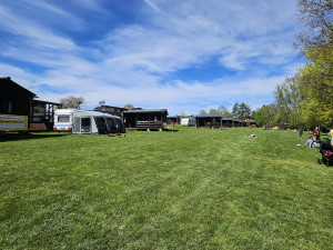 Pivo i jídlo až k vodě. Maturitní projekt studentek testují na přehradě Hracholusky