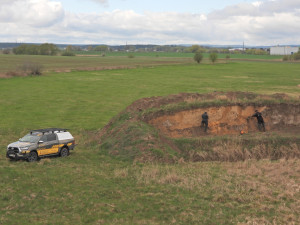 Břehule si nory v novém sídlišti nedokázaly vyhrabat, pomoci musely ruční vrtačky