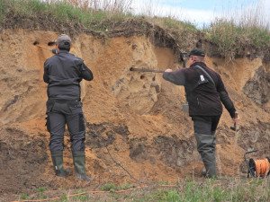 Břehule si nory v novém sídlišti nedokázaly vyhrabat, pomoci musely ruční vrtačky