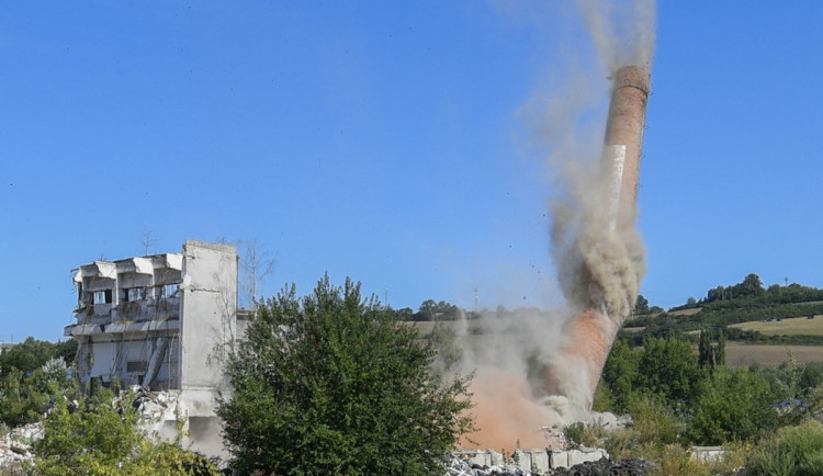 V srpnu 2024 zmizel z areálu 75 metrů vysoký cihlový komín, ČTK, Miroslav Chaloupka
