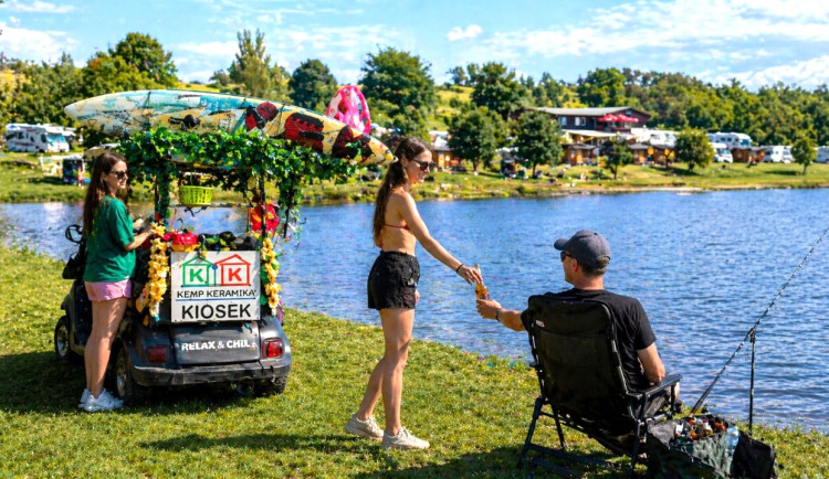 Pivo i jídlo až k vodě. Maturitní projekt studentek testují na přehradě Hracholusky