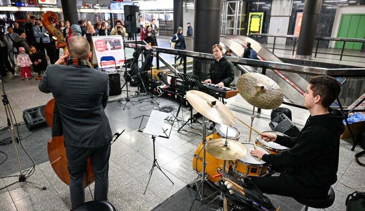 Dechovka, metal i romské písně. Ve stanicích metra se opět rozezní živá hudba