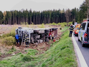 Kamion s plastovým granulátem skončil mimo silnici, řidiče museli vyprostit
