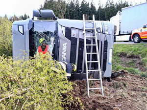 Kamion s plastovým granulátem skončil mimo silnici, řidiče museli vyprostit