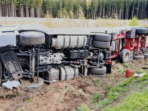 Kamion s plastovým granulátem skončil mimo silnici, řidiče museli vyprostit