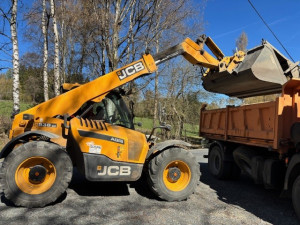 Jarní úklid na Šumavě, silničáři musí odstranit stovky tun posypové drti po zimě