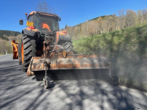 Jarní úklid na Šumavě, silničáři musí odstranit stovky tun posypové drti po zimě