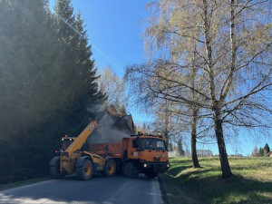 Jarní úklid na Šumavě, silničáři musí odstranit stovky tun posypové drti po zimě