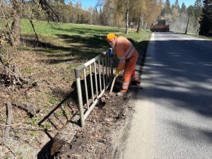 Jarní úklid na Šumavě, silničáři musí odstranit stovky tun posypové drti po zimě