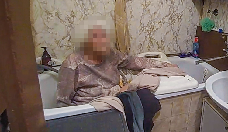 Seniorku na celou noc uvěznila vana. Bez cizí pomoci neměla šanci na vysvobození