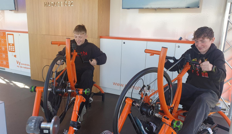 Návštěvníci Dne ve vzduchu v Plasích „vyšlápli“ Nadaci ČEZ pomoc na Oranžovém kole