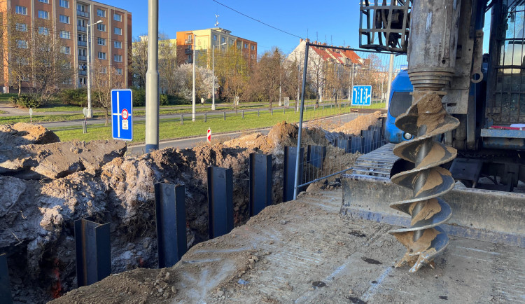 Obyvatele domů vyděsily otřesy způsobené zatloukáním pažení při stavbě nové lávky