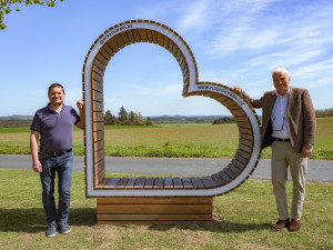 Síť populárních turistických fotopointů má nový přírůstek. A další srdce je na cestě