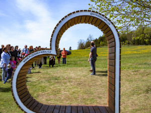 Síť populárních turistických fotopointů má nový přírůstek. A další srdce je na cestě
