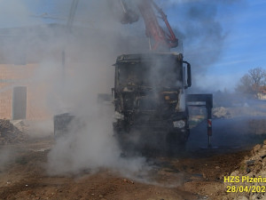 Domíchávač betonu při práci zachvátil požár, škoda přesáhla pět milionů