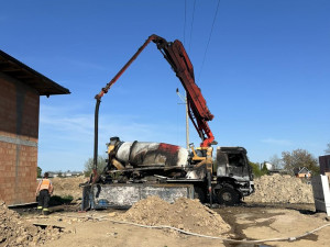 Domíchávač betonu při práci zachvátil požár, škoda přesáhla pět milionů