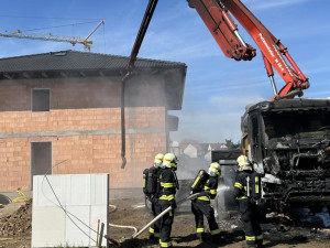 Domíchávač betonu při práci zachvátil požár, škoda přesáhla pět milionů