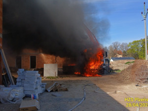Domíchávač betonu při práci zachvátil požár, škoda přesáhla pět milionů