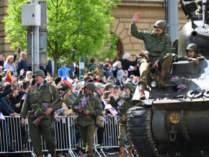 Zákaz parkování i změny v MHD. Slavnosti svobody výrazně ovlivní dopravu ve městě