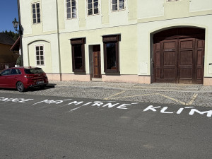 Humorné prvomájové nápisy psané vápnem baví místní i přespolní, tradice žije dál