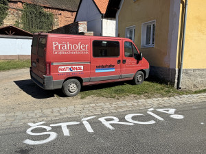 Humorné prvomájové nápisy psané vápnem baví místní i přespolní, tradice žije dál
