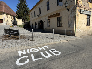 Humorné prvomájové nápisy psané vápnem baví místní i přespolní, tradice žije dál