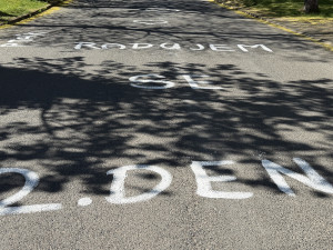 Humorné prvomájové nápisy psané vápnem baví místní i přespolní, tradice žije dál