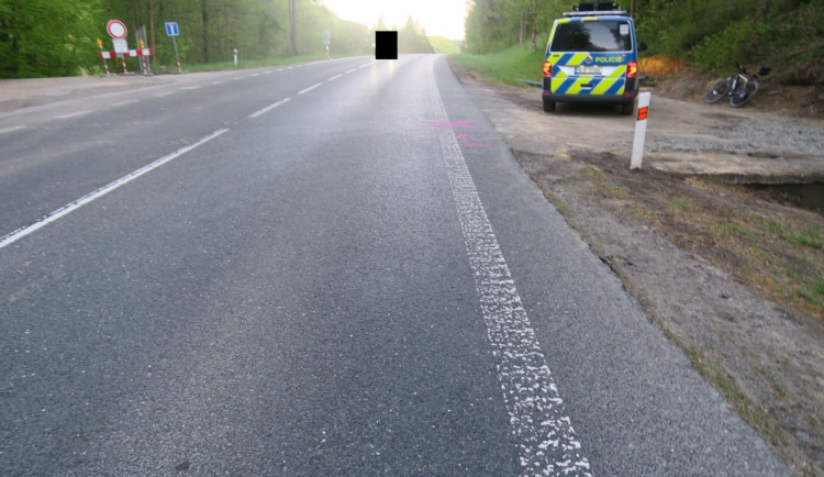 Srážka auta s cyklistkou v Malé Skále. Policisté hledají důležitého svědka