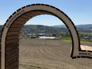 Další srdcový fotopoint vnikl nad obcí Žinkovy. Nabízí výhled i na slavný zámek