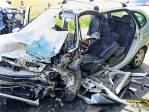 Tři lidé se zranili při drtivém střetu dvou aut. Hasiči vyprošťovali i fenku