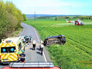 Tři lidé se zranili při drtivém střetu dvou aut. Hasiči vyprošťovali i fenku