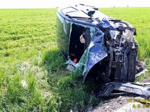 Tři lidé se zranili při drtivém střetu dvou aut. Hasiči vyprošťovali i fenku