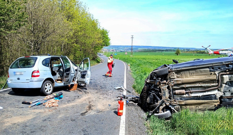 Tři lidé se zranili při drtivém střetu dvou aut. Hasiči vyprošťovali i fenku