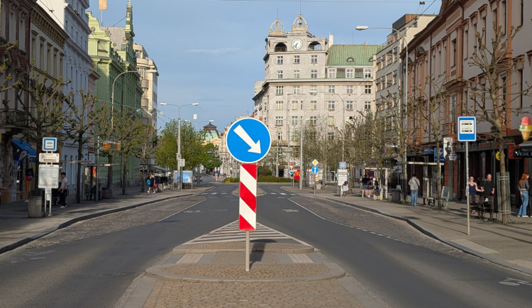 Širší chodníky a více zeleně, Americká třída se promění v bulvár pro pěší