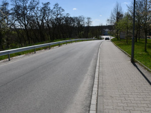 Nejen návštěvníci vyhlášené plovárny se mohou radovat z opravy důležité komunikace
