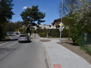 Nejen návštěvníci vyhlášené plovárny se mohou radovat z opravy důležité komunikace