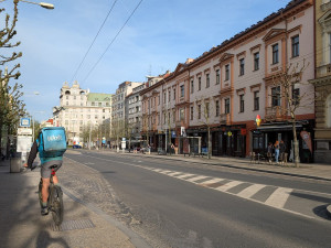 Širší chodníky a více zeleně, Americká třída se promění v bulvár pro pěší