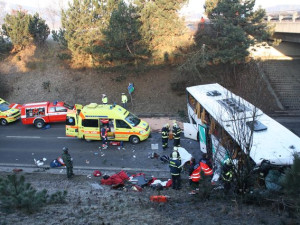 Francouzský autobus plný dětí havaroval nedaleko od Rokycan po sjezdu z D5