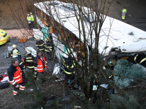 Francouzský autobus plný dětí havaroval nedaleko od Rokycan po sjezdu z D5