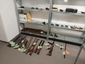 Revolvery, granáty i kousky z druhé světové. Lidé odevzdali na policii už stovky zbraní