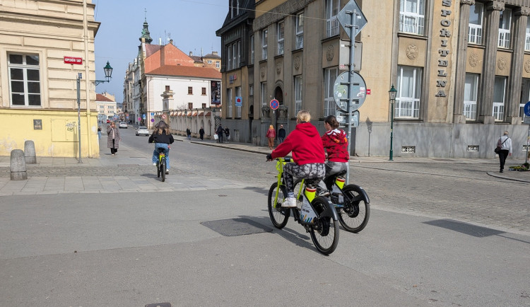 Zájem o sdílená elektrokola je obrovský, město chce dokoupit dalších 150