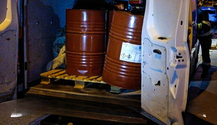 Z dodávky vytékala na ulici neznámá chemikálie. Uvnitř vozidla čekalo překvapení