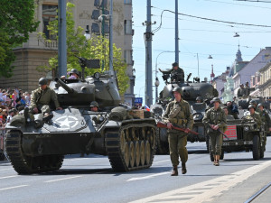 Tank M24 Chaffee českého sběratele v čele konvoje na Slavnostech svobody