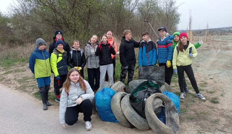Stovky dobrovolníků uklidily Budějce. Sesbíraly skoro tři tuny odpadu