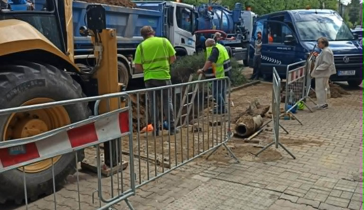 Voda v části Jihlavy stále neteče, dělníci od rána pracují na opravě potrubí