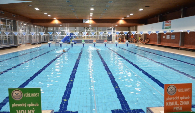 Liberec bude kvůli uzavřenému bazénu i letos asi přispívat plavcům na cesty