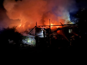 Na šumavském Srní shořela chata za deset milionů. Lidé mluví o úderu blesku