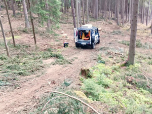 Muž se vážně zranil při práci v lese na Šumavě. Do nemocnice ho transportoval vrtulník