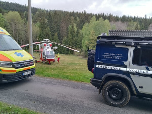 Muž se vážně zranil při práci v lese na Šumavě. Do nemocnice ho transportoval vrtulník